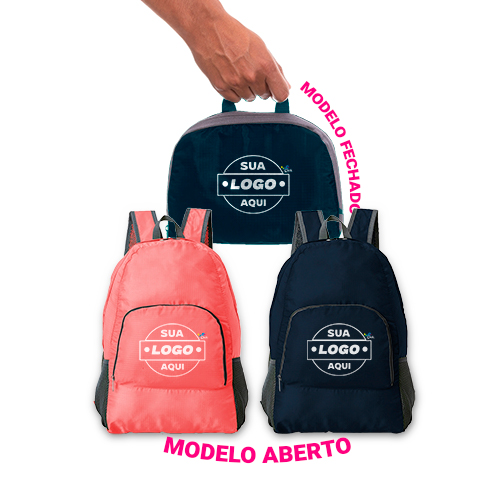 Mochila dobrável de 27 litros confeccionada em nylon impermeável. Compacta e com abertura prática, possui compartimento principal com pequeno bolso interno, bolsos laterais em malha e bolso frontal – compartimento responsável por acomodar a mochila. Para armazenar a mochila no compartimento basta virar o bolso frontal do avesso e dobrar o tecido para melhor acomodação do material. O modo compacto possui uma alça em nylon para transporte, a mochila dispõe de alça de mão em nylon e alças ajustáveis para as costas com revestimento espumado.

Altura :  42 cm

Largura :  28 cm

Profundidade :  18 cm

Medidas aproximadas para gravação (CxL):  15 cm x 21 cm
